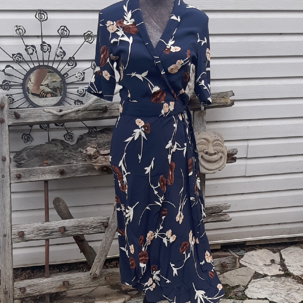 GANNI💐NWOT💐PRETTY FLORAL Navy Wrap Midi Dress TIE WAIST Flattering Fit Sz 36 - Picture 3 of 11